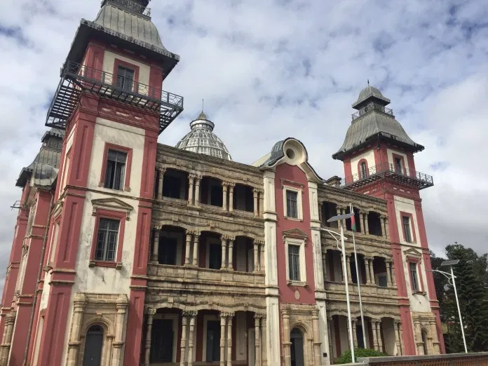 En dessous du tribunal, il y a le palais d'Andafiavaratra : ancien bureau du premier ministre, aujourd'hui c'est devenu un musée.