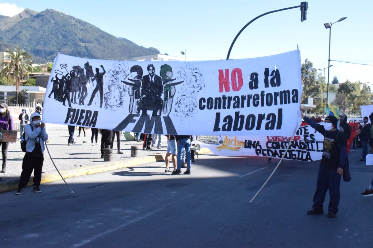 facsopower's tweet photo. Estudiantes, docentes y trabajadores se movilizan hacia la caja del seguro para protestar en contra de las medidas neoliberales del gobierno de 
@Lenin
 
Fotografías: Roberto Hidalgo
#OctubreVolverá https://t.co/9y8lmUpEDF