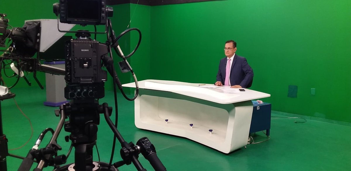jadedios's tweet photo. Iniciando la semana con la mejor actitud...¡vamos a darle con todo al trabajo! 😀👍
Photos by Erika Gabriela Pedrero Montejo ¡Gracias, amistad! 😉
#NewsSet #Anchorman #TV @TVTenlinea https://t.co/hLgw3rV4uu