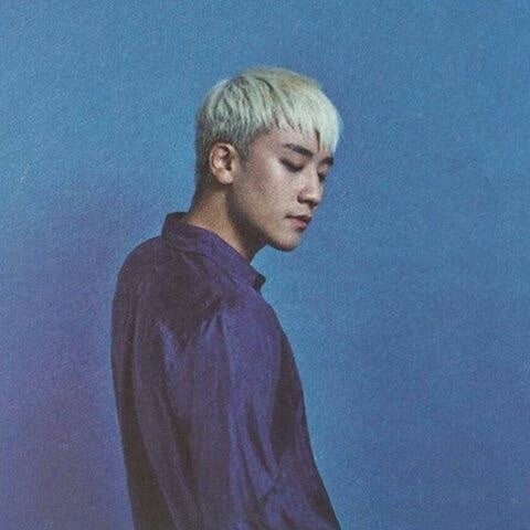 D-478I’m singing my bluesUsed to the blue tears, blue sorrowI’m singing my bluesThe love that I have sent away with the floating clouds bigbang - blue 