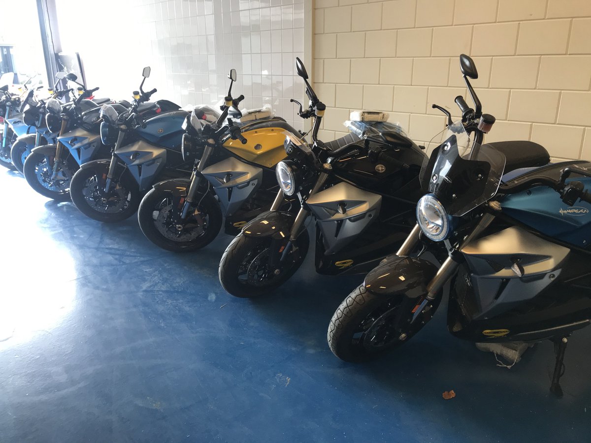 E_Motorcycles's tweet photo. Vandaag weer wat motoren uitgepakt en aankomende Energica Owners blij gemaakt met het bericht dat hun #Energica EsseEsse9 binnen gekomen is. #TryElectric #NoGasNeeded #MyElectricSoul https://t.co/clS55blbby