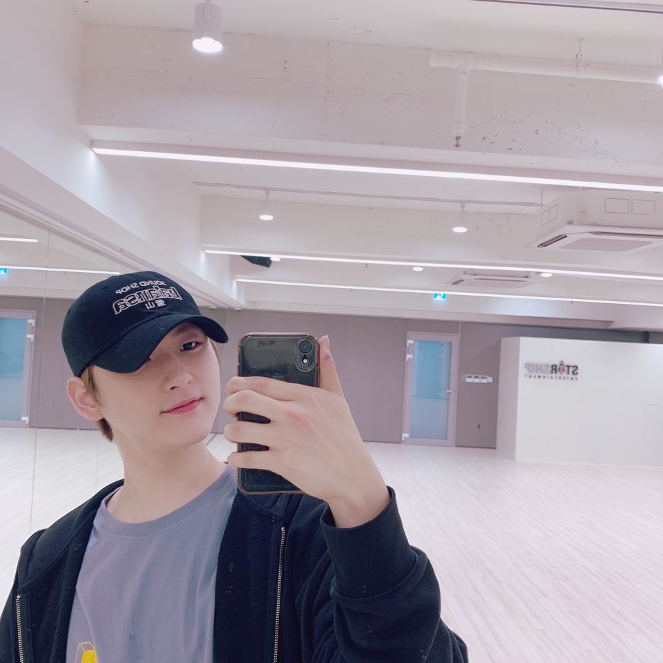 CRAVITY_twt's tweet photo. 갱얼쥐덜이랑 거울셀카 🐷🐶🦊🐻

#기욤비티 #브이는영태손 #모자루비 #우빈 https://t.co/6CeZ3iMnKR