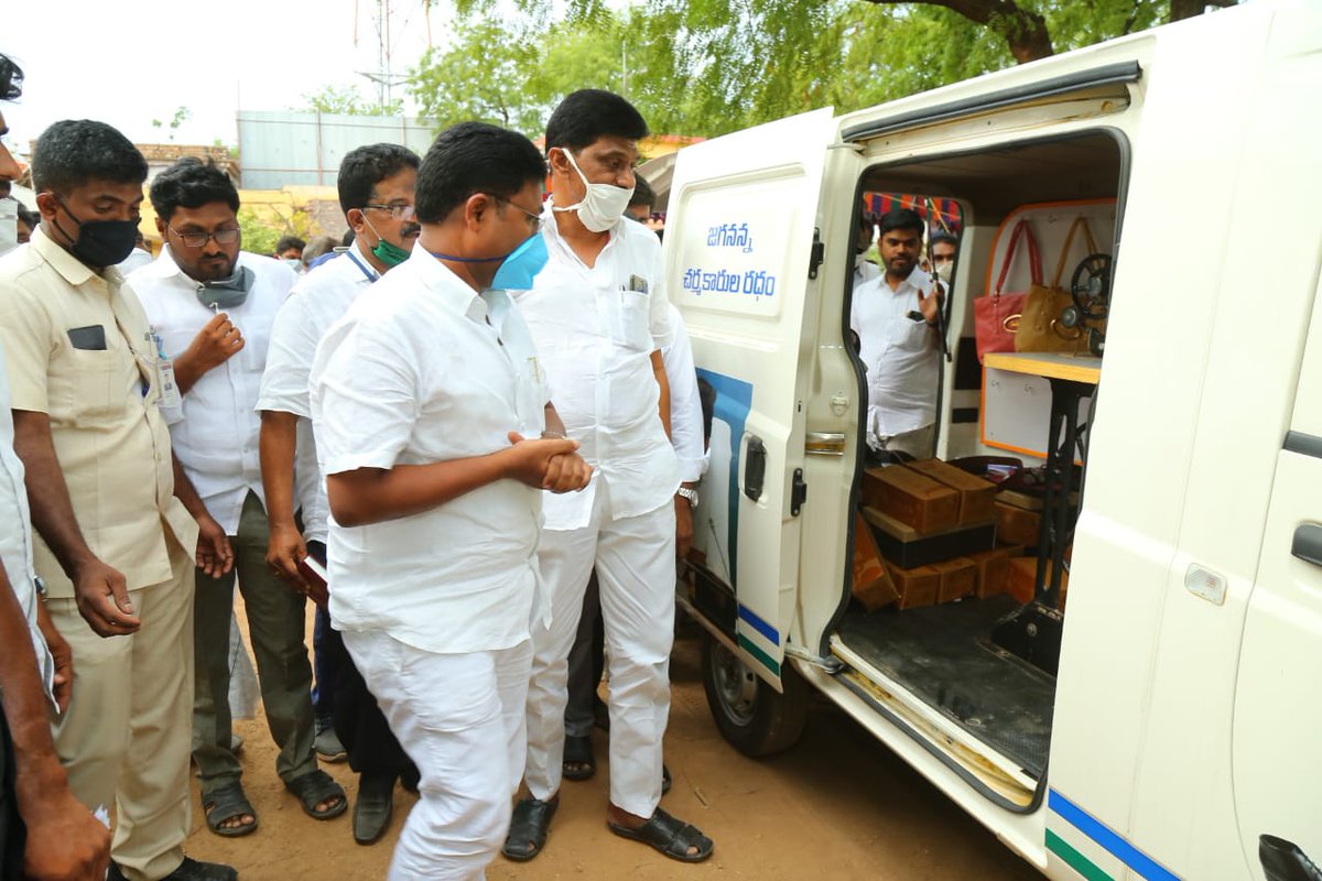 AudimulapSuresh's tweet photo. యర్రగొండపాలెం తహసీల్దార్ కార్యాలయం వద్ద జరిగే జగనన్న చర్మకారుల రధం పంపిణీ కార్యక్రమం.
#Audimulapusuresh #Educationminister #Andhrapradesh
#Lidcap https://t.co/3IfCPsXihC