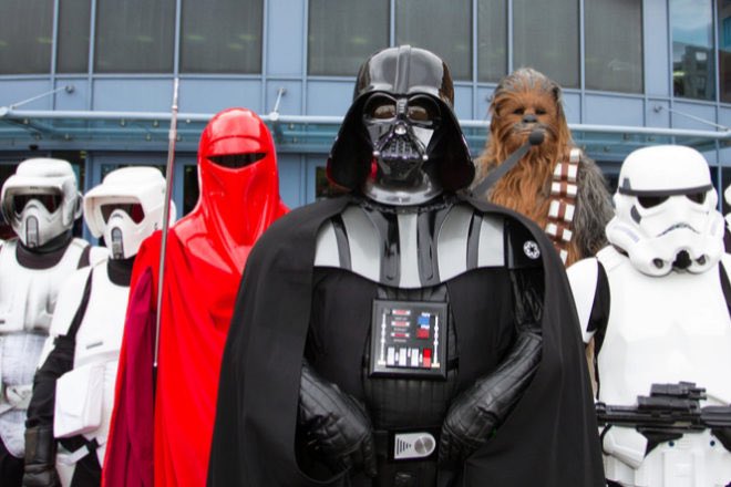 daperezm's tweet photo. Hoy hace exactamente 43 años que se estrenó “Star Wars” y todavía hay gente que la recuerda... 😜
Porque en el fondo todos somos un poco frikis:
¡ Feliz #DiadelOrgulloFriki ! https://t.co/52lYvE6OR8