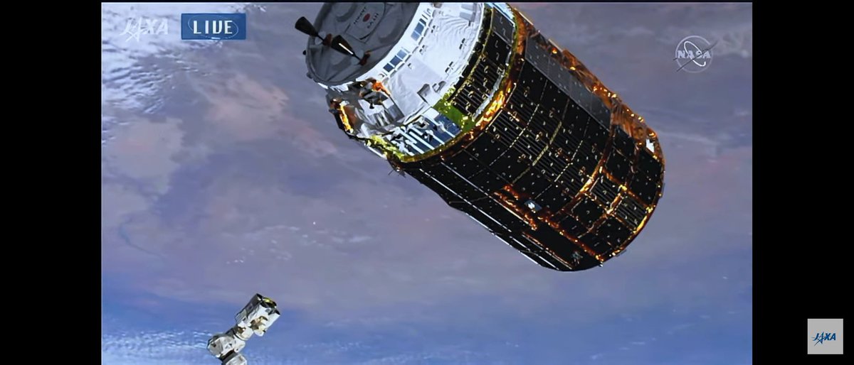 今日、ISSに無事に到着したんだな。いつ見てもクレイジーな映像（褒め言葉）何が凄いって、停まってる「こうのとり」にアームを伸ばしてキャッチしてるように見えるが、コレ秒速7.8kmで宇宙空間をぶっ飛んでるISSに自動でピッタリ並走させてこの作業をやってるって所だ。 #HTV9
