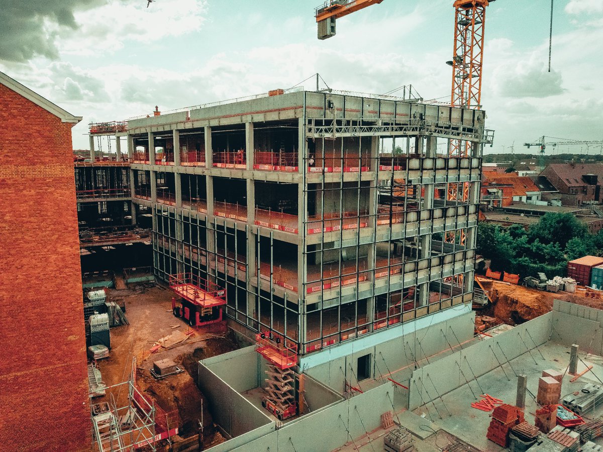 Het nieuwe stadhuis groeit en groeit! Een magnifieke renovatie van de kapel met prachtige, nieuwe ramen en een uniek zicht op het nieuwe stadhuis. #beringengroeit Bedankt @woutvandenwijngaert voor deze knappe fotoreeks! <a href="/WillemenGroep/">Willemen Groep</a>