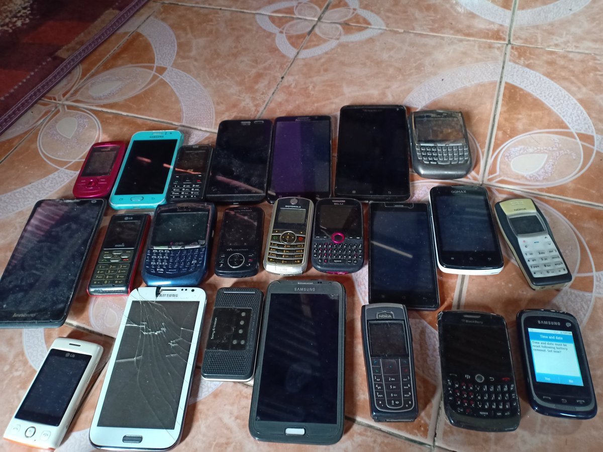 Koleksi hp lama aku...simpan je buat memories