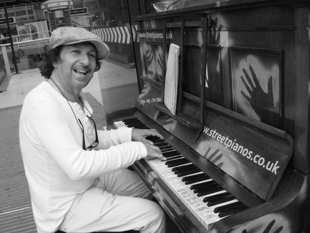 RetrosightBand's tweet photo. Descansa en paz Amigo #JorgeSpiteri Siempre estarás presente en nuestros corazones, Gracias por tanta música y buena diversión. Esperamos que encuentres a @GeorgeHarrison &amp; @johnlennon y hagan un Jamming por días! Nuestras condolencias para toda la familia, amigos y Fans. Fuerza! https://t.co/toG3TmoW1m