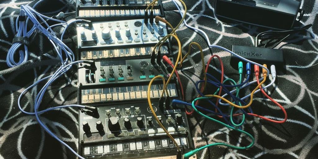 MyVoltsTweets's tweet photo. Content by @strommortsdrone
So. Many. Volcas!
All five Volcas being powered by a single Ripcord & power bank with the help of our 5-way Volca splitter. All are also running through the 5 way passive mickXer
#darkambientdrone #korgvolca #korgvolcakeys #korgvolcabass https://t.co/3e1HoU3rqk