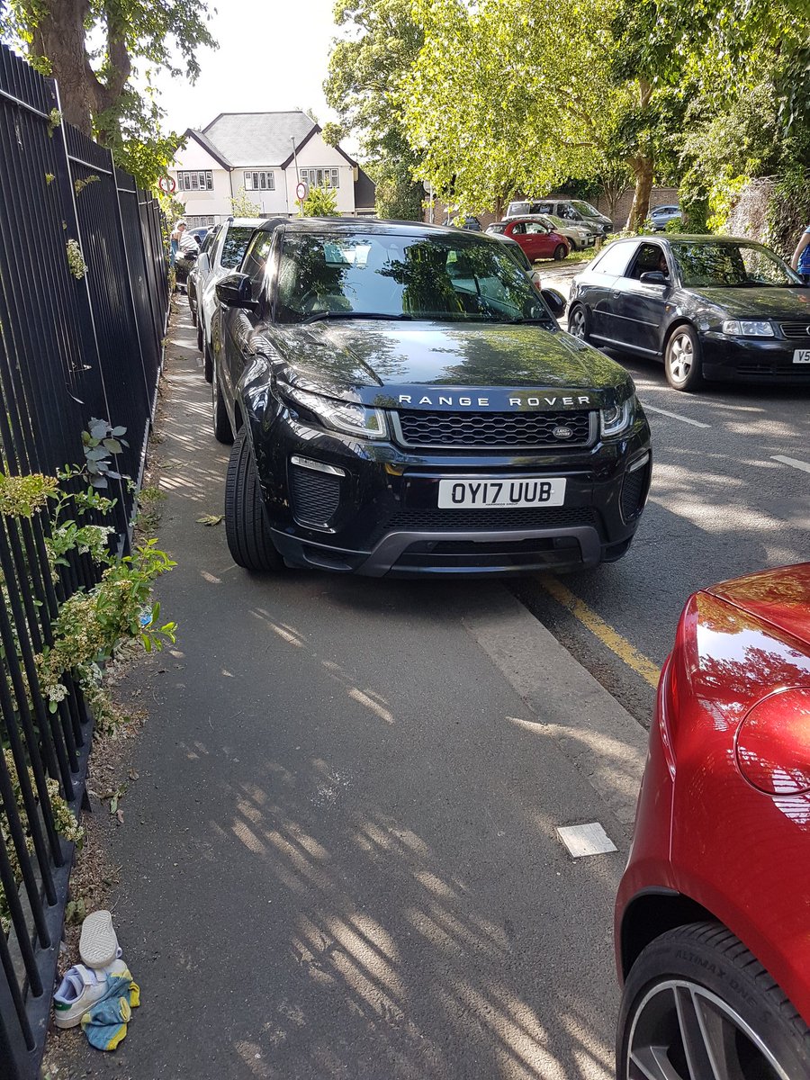 seeksimon's tweet photo. @theroyalparks @wandbc @MPSWandsworth @MPSRTPC 

Hi, trying to self distance as a pedestrian on Clarence Lane not possible due to thoughtless motorists.Other pavement has a safety barrier so people forced into the busy road as people still think they can drive into Richmond Park https://t.co/aDhgoENVoo