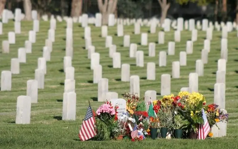 Today is  #MemorialDay - the day in which we honor and remember those servicemen and servicewomen who gave the ultimate sacrifice in service to their country.As a Native American former U.S. Army Lieutenant and enlisted soldier, I would like to express this honor in a  #thread.