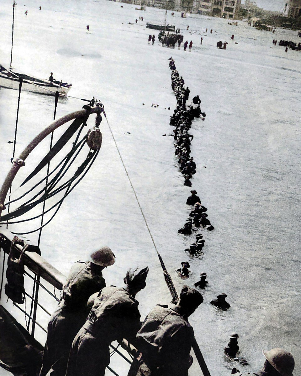 British soldiers wade out to a waiting destroyer during Operation Dynamo, the evacuation of Allied soldiers from #Dunkirk during #WW2, which began 81 years ago today. By 4 June, 338,226 soldiers had been rescued by a hastily assembled fleet of over 800 vessels. #Dunkirk81