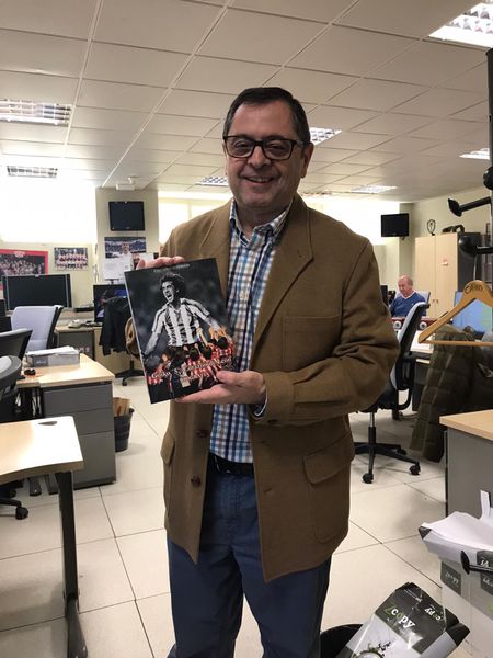 Chema Candela, periodista de 59 añosLa voz del Atlético de Madrid para RNE llevaba una semana recluido en casa con síntomas. El campo de fútbol y el micrófono era su vida. Murió con la radio puesta. Su hijo intentará esparcir las cenizas en el Calderón  https://bit.ly/2TANEkp 