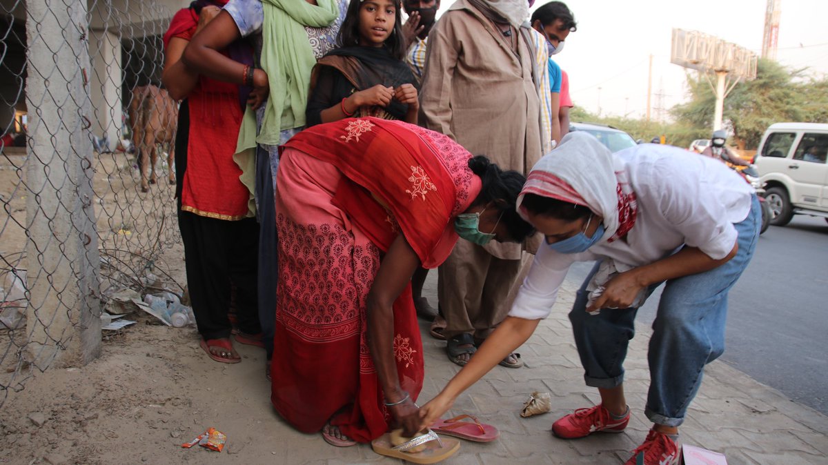 I’m very grateful to @ActionShoes & #AthleoShoes who‘ve kindly contributed 500 pairs of shoes toward migrant relief efforts. These were distributed by on-ground @karwanemohabbat volunteers. Deep gratitude again to Vishesh Agrawal, SK Sharma & Shaival Sahay #notanad #notsponsored https://t.co/GXQGuHBvCU