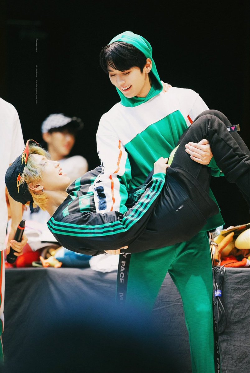 How Minho carries Han easily like a kitten!!