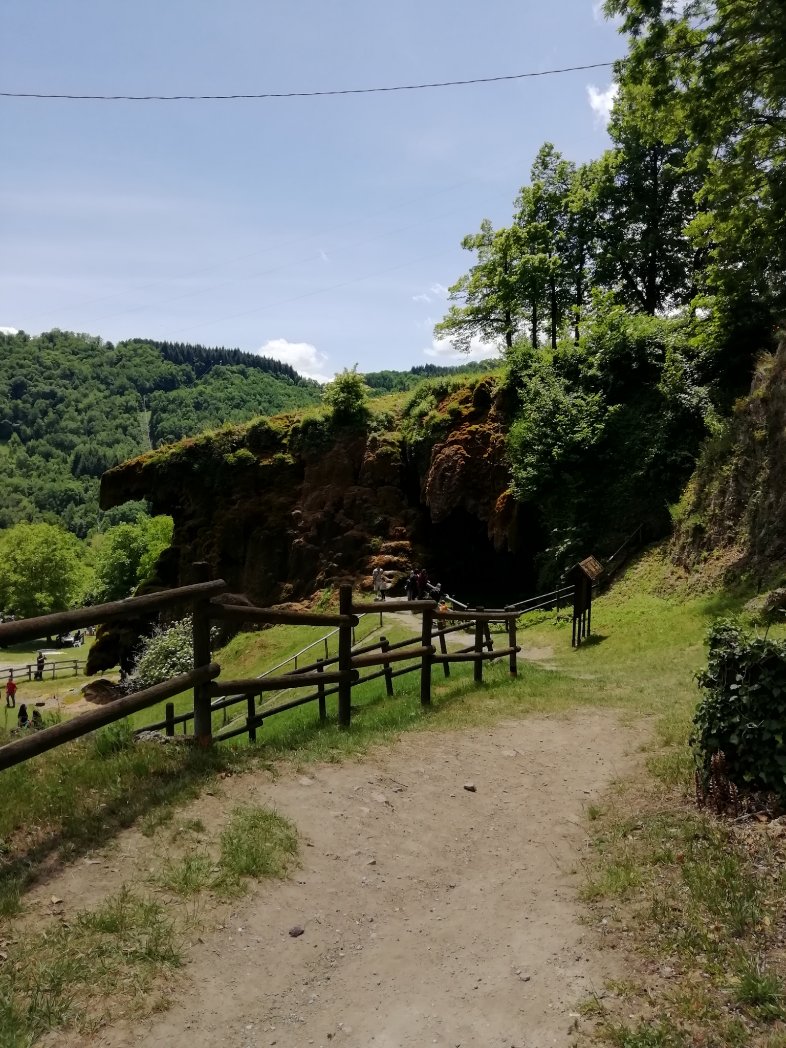 YleDimest's tweet photo. Ieri M. mi ha portata in questo luogo magico.
I picnic nel verde, vicino alle grotte e cascatelle sono i più belli. 🌸 https://t.co/MXkwnj2Tjs