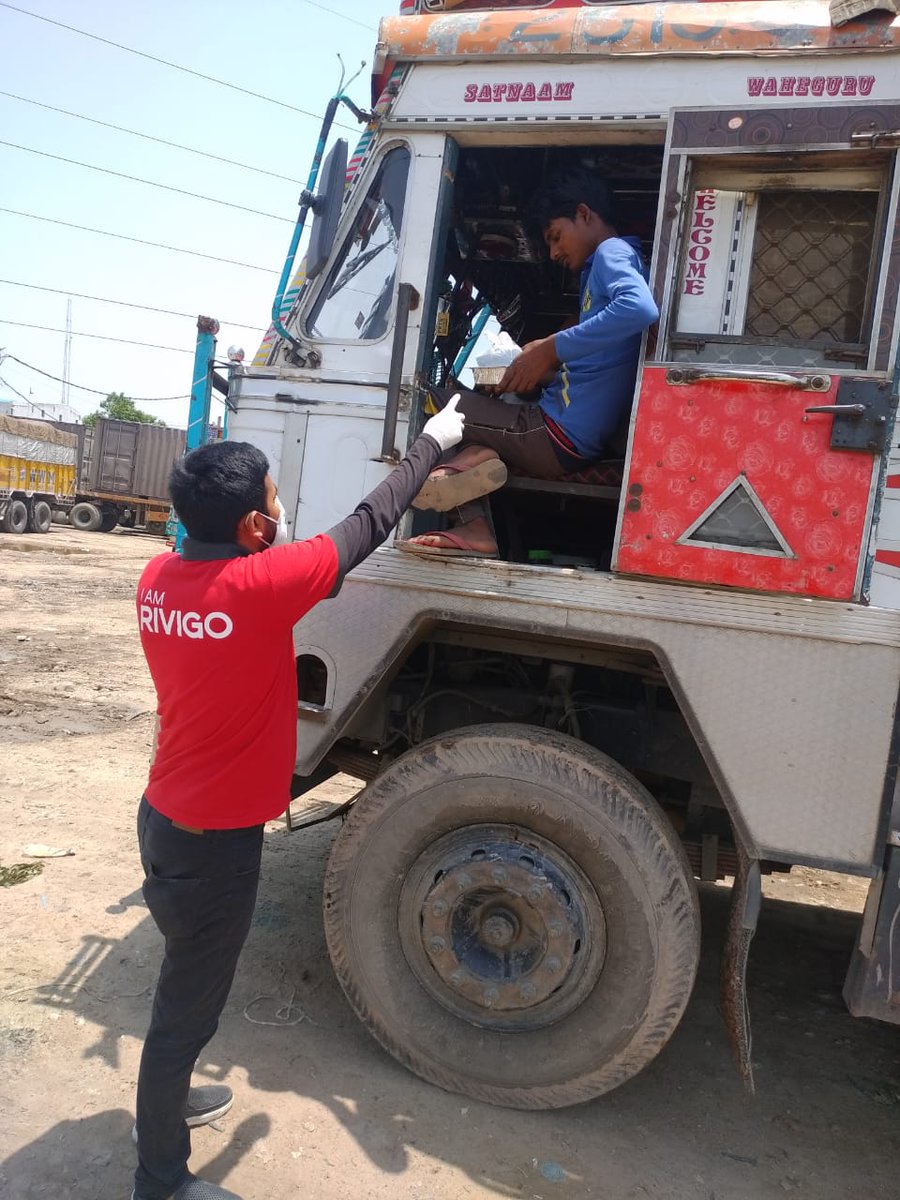 RivigoFdn's tweet photo. Despite the pandemic or scorching heat, our highway heroes continue to serve the nation. In association with @upayorg, we are helping more than 1000 truck pilots across Delhi by distributing meal and safety kits near Alipur Industrial Area.

#MakingLogisticsHuman #KeepIndiaMoving https://t.co/tNA7IqA03n
