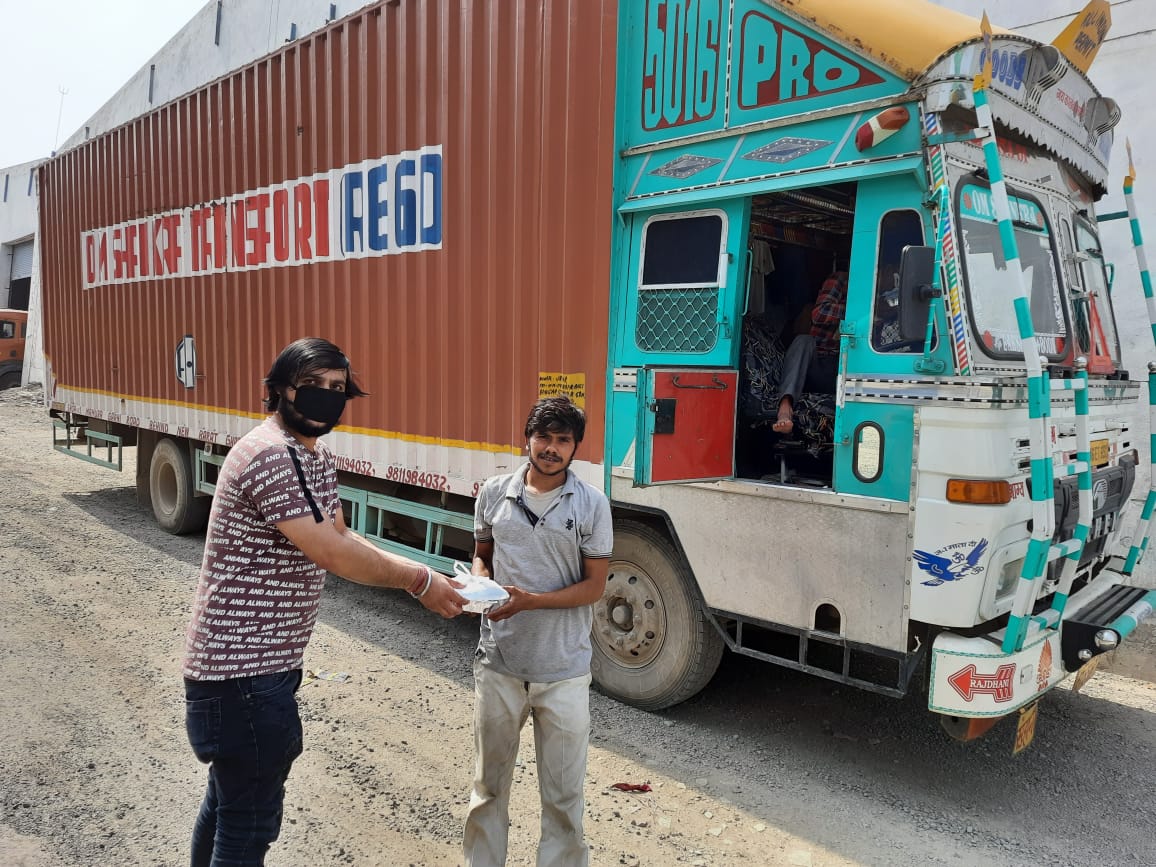 RivigoFdn's tweet photo. Despite the pandemic or scorching heat, our highway heroes continue to serve the nation. In association with @upayorg, we are helping more than 1000 truck pilots across Delhi by distributing meal and safety kits near Alipur Industrial Area.

#MakingLogisticsHuman #KeepIndiaMoving https://t.co/tNA7IqA03n