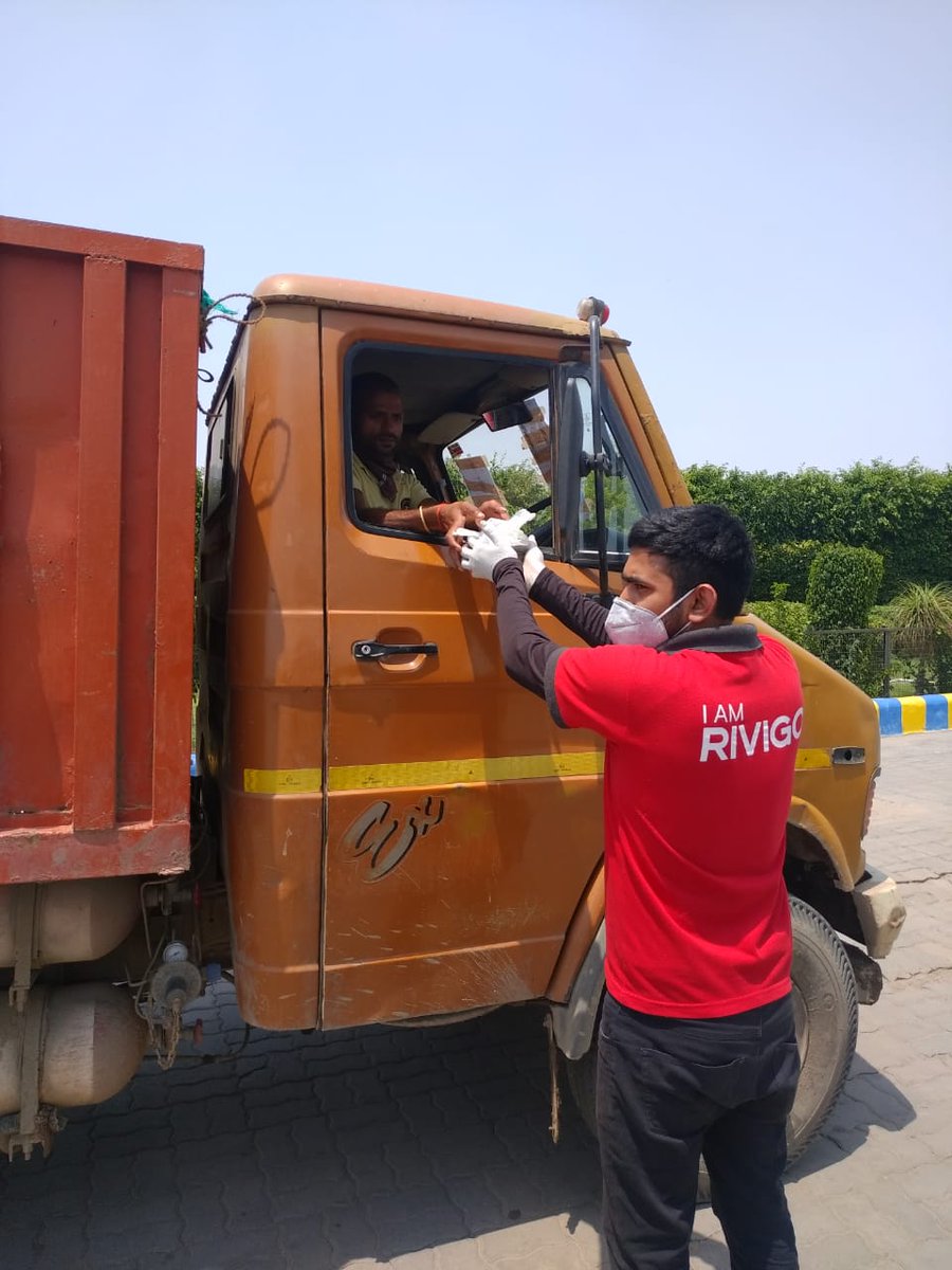 RivigoFdn's tweet photo. Despite the pandemic or scorching heat, our highway heroes continue to serve the nation. In association with @upayorg, we are helping more than 1000 truck pilots across Delhi by distributing meal and safety kits near Alipur Industrial Area.

#MakingLogisticsHuman #KeepIndiaMoving https://t.co/tNA7IqA03n