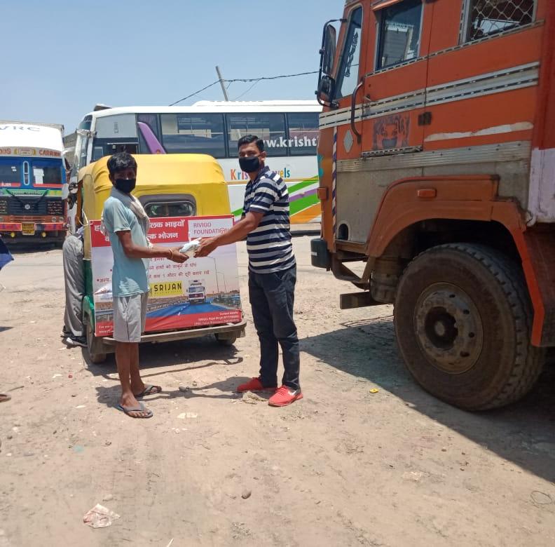 RivigoFdn's tweet photo. Despite the pandemic or scorching heat, our highway heroes continue to serve the nation. In association with @upayorg, we are helping more than 1000 truck pilots across Delhi by distributing meal and safety kits near Alipur Industrial Area.

#MakingLogisticsHuman #KeepIndiaMoving https://t.co/tNA7IqA03n