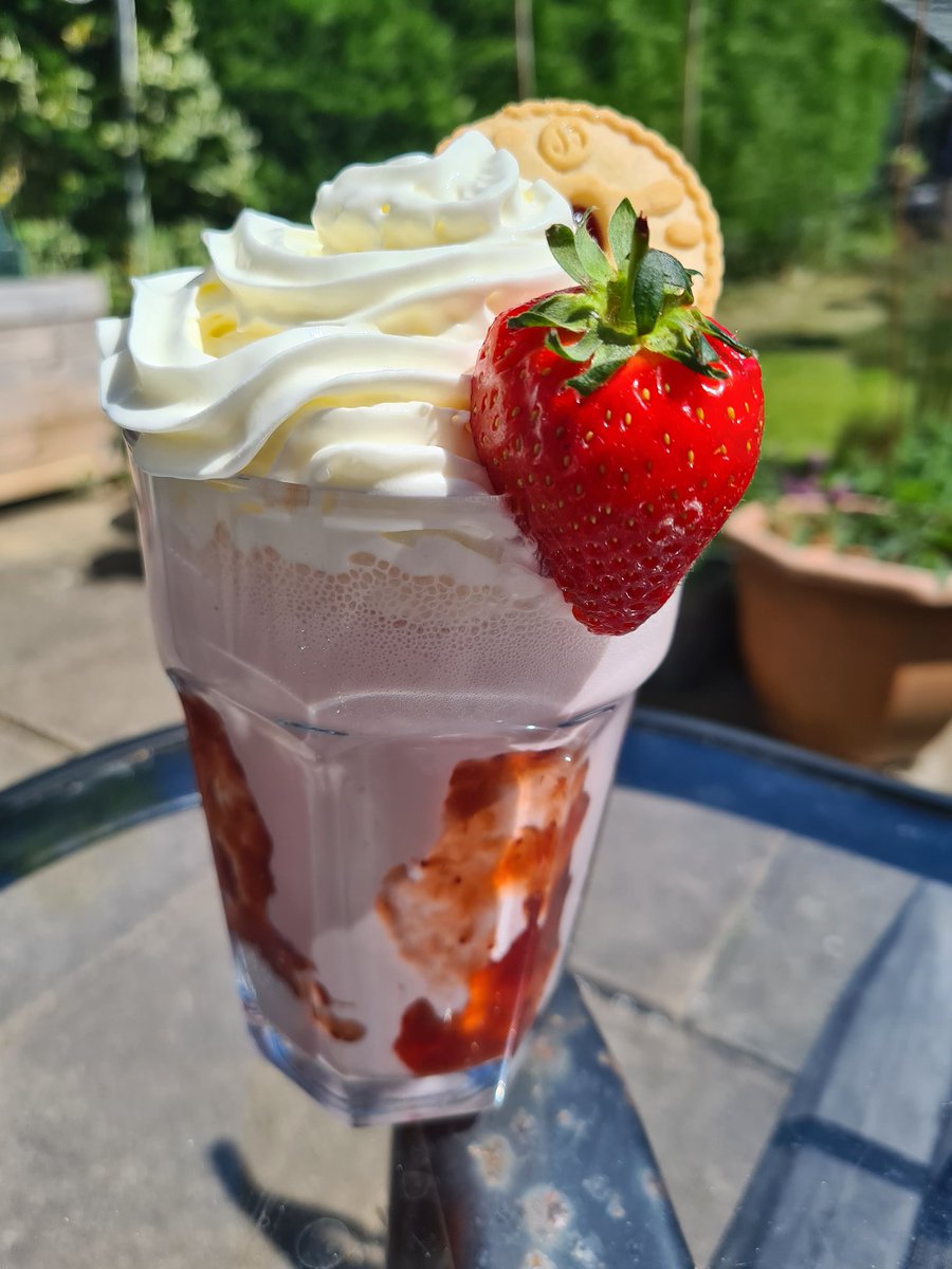 udderdelicious's tweet photo. Thats one delicious jammy dodger milkshake. Made with real fruit! No powders or thickeners just good old fresh ingredients #simpleshakes #udderdelicious https://t.co/RKUco57IOh