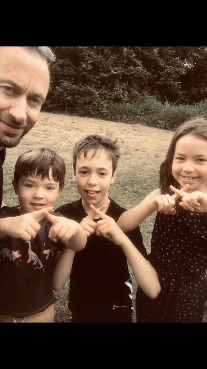 RiddlesdownPE's tweet photo. Mr Vass and family have been out for a 5k walk on this glorious bank holiday weekend to keep Phoenix flying high ππ»ππ»ππ»β€οΈβ€οΈβ€οΈ #riddlesdownchallenge #phoenix https://t.co/gNXhfnr2nr