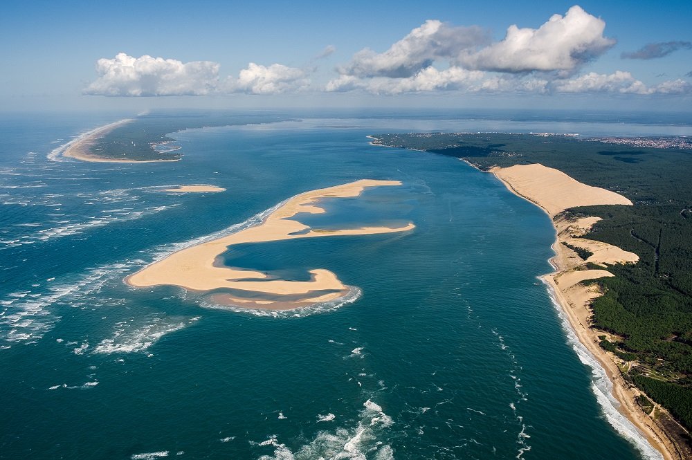 35. gironde (33)prefecture : bordeauxokay i'm from toulouse and there's a bit of rivalry between toulouse and bordeaux (which is kind of a paris wannabe oop) but i can't deny it's the better version of paris and that overall the gironde sorta slaps