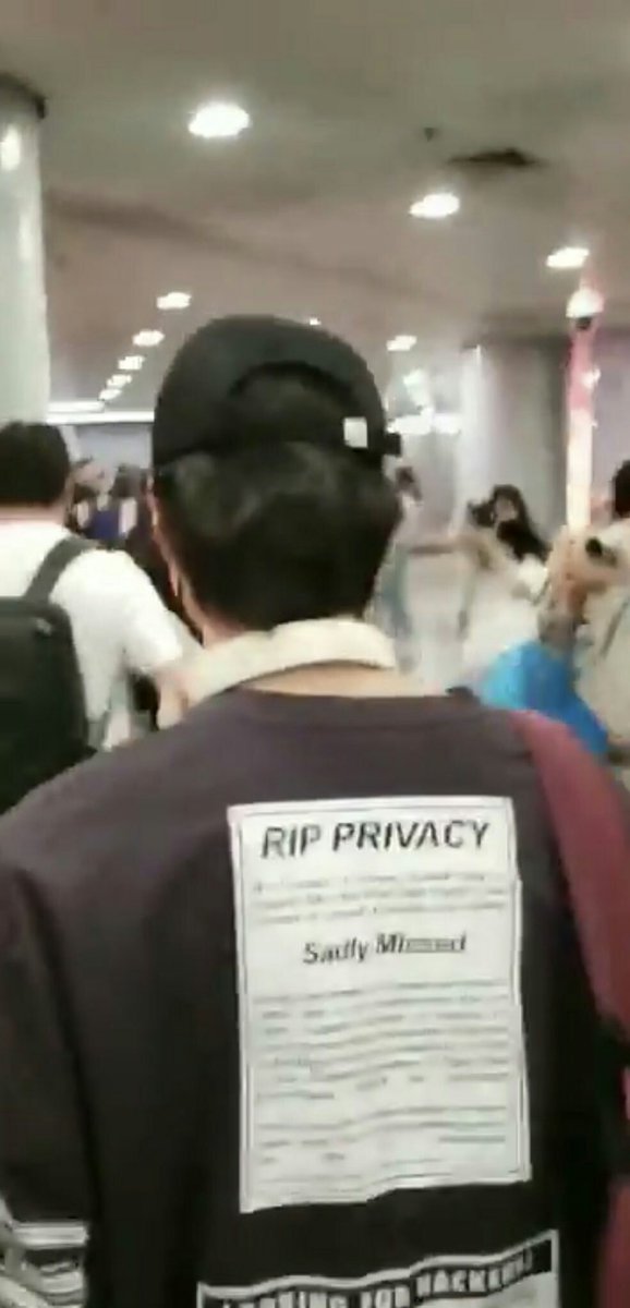 huangsparkle's tweet photo. just hendery being a baddass on the back of his shirts https://t.co/2EI6019j86