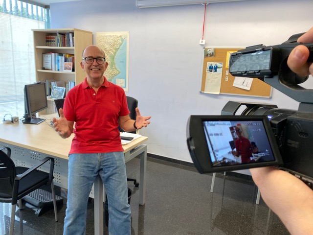 AIVFisabio's tweet photo. Medios | Hoy volvemos a cambiar el ordenador por la cámara para hablar de nuestro trabajo y estudios. El responsable del #AIV, Javier Díez (@javierdiezd), explica un nuevo proyecto europeo que arranca dentro de poco. ¡Pronto daremos más información! #AIVInforma https://t.co/f9La0kfjUd