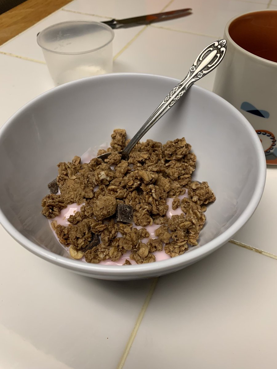 revsully's tweet image. This is 4oz yogurt, 2oz granola.
Yay.
#diet
#portioning 
#breakfast