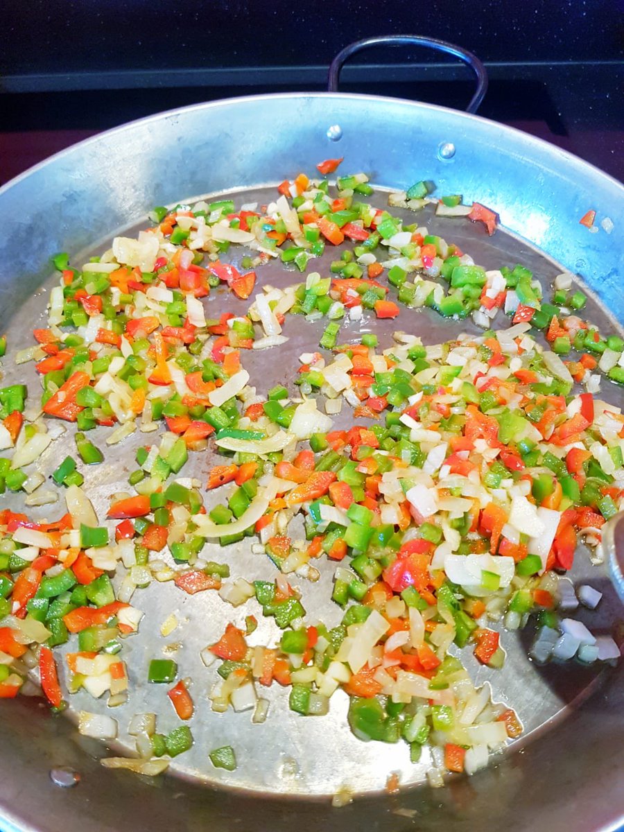 JRuzChef's tweet photo. En algunas casas lo llaman arroz con cosas 🤣🤣🤣🤣 o #paella (aunque no sea tal🤭). ¿Cómo soléis hacerlo? ¿Alguna tradición familiar? ¡Feliz semana, amigos! https://t.co/j8nxNgkBEA