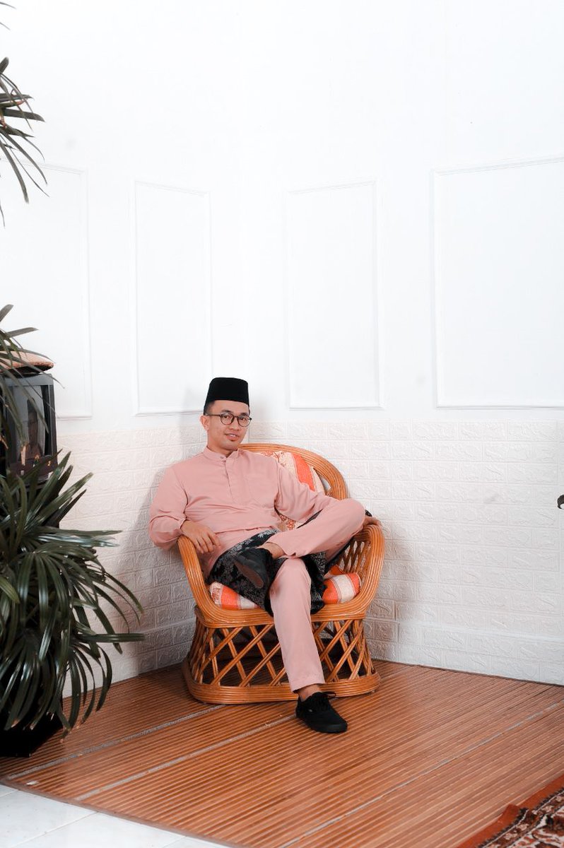 tgQayyum's tweet photo. Salam dihulur tanda ingatan,
Moga ukhwah sentiasa berkekalan,
Selamat Hari Raya Aidilfitri kami titipkan,
Buat keluarga dan juga kenalan.
#rayapkpb #rayacovid #coveid https://t.co/PZCwu8fxmP
