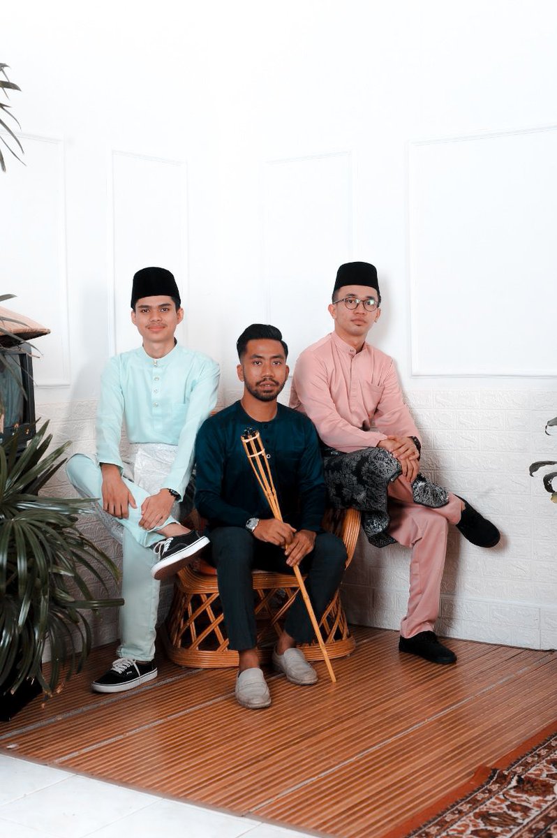 tgQayyum's tweet photo. Salam dihulur tanda ingatan,
Moga ukhwah sentiasa berkekalan,
Selamat Hari Raya Aidilfitri kami titipkan,
Buat keluarga dan juga kenalan.
#rayapkpb #rayacovid #coveid https://t.co/PZCwu8fxmP
