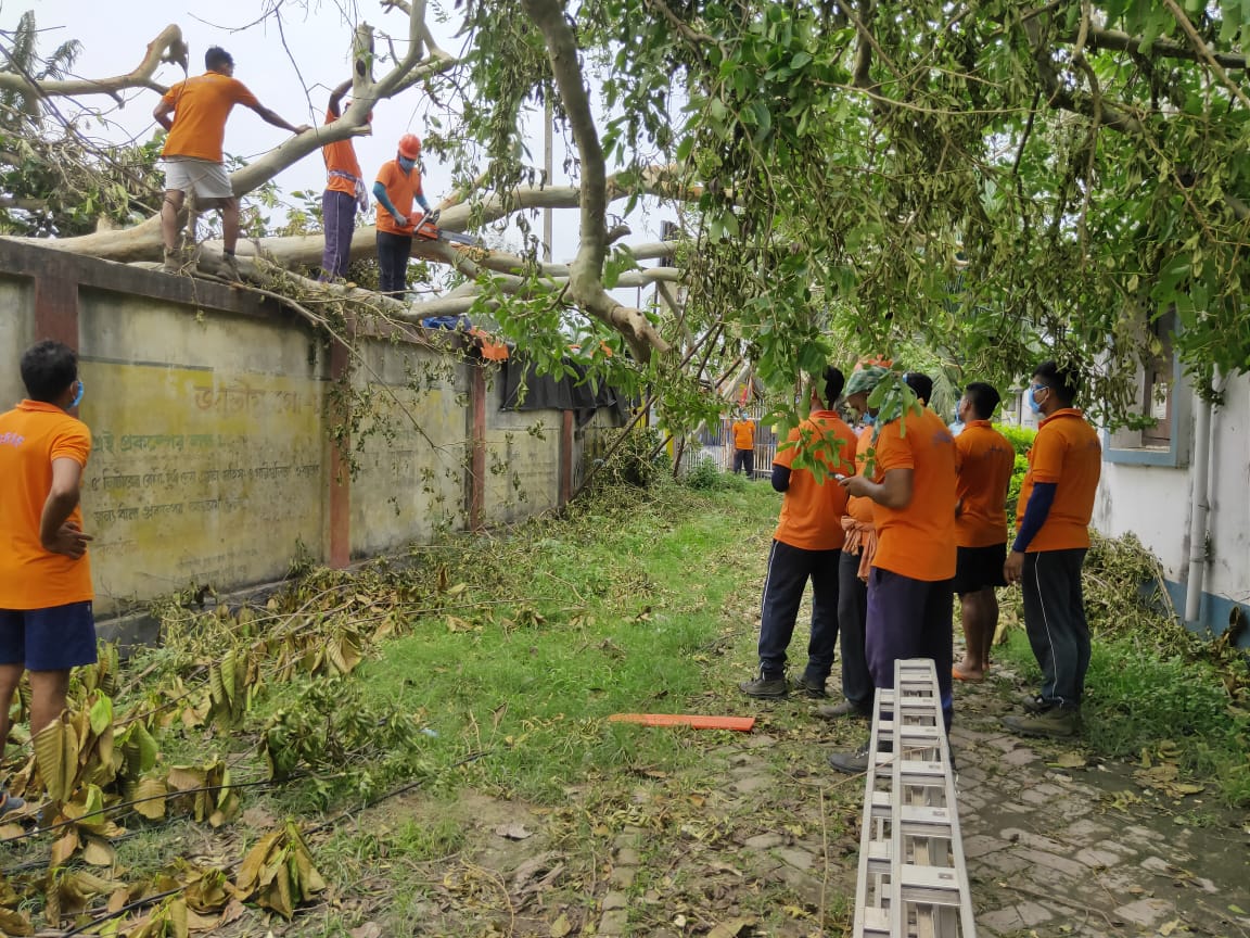 DGPOdisha's tweet image. Some photos of our ODRAF team working in West Bengal.Welldone ODRAF 
#CycloneAmphanUpdate