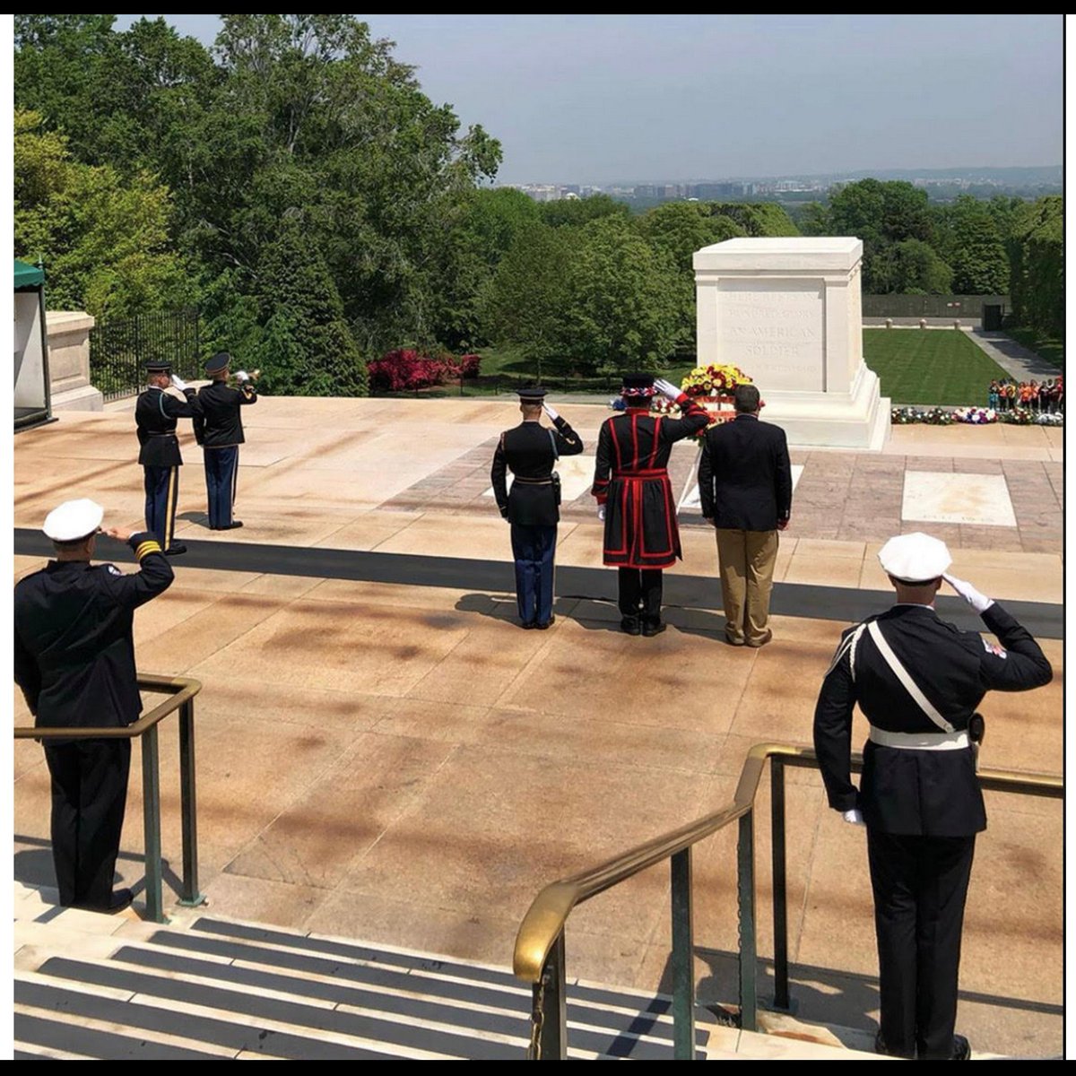 ObjectivelyRea's tweet photo. I was honored to take part in a private wreath laying @ArlingtonNatl #TombOfUnknown #PoliceWeek2018 when two English Beefeaters laid the wreath. Today we remember all the men & women who gave their lives for our freedom. #MemorialDay2020 https://t.co/AgBxFggkVu