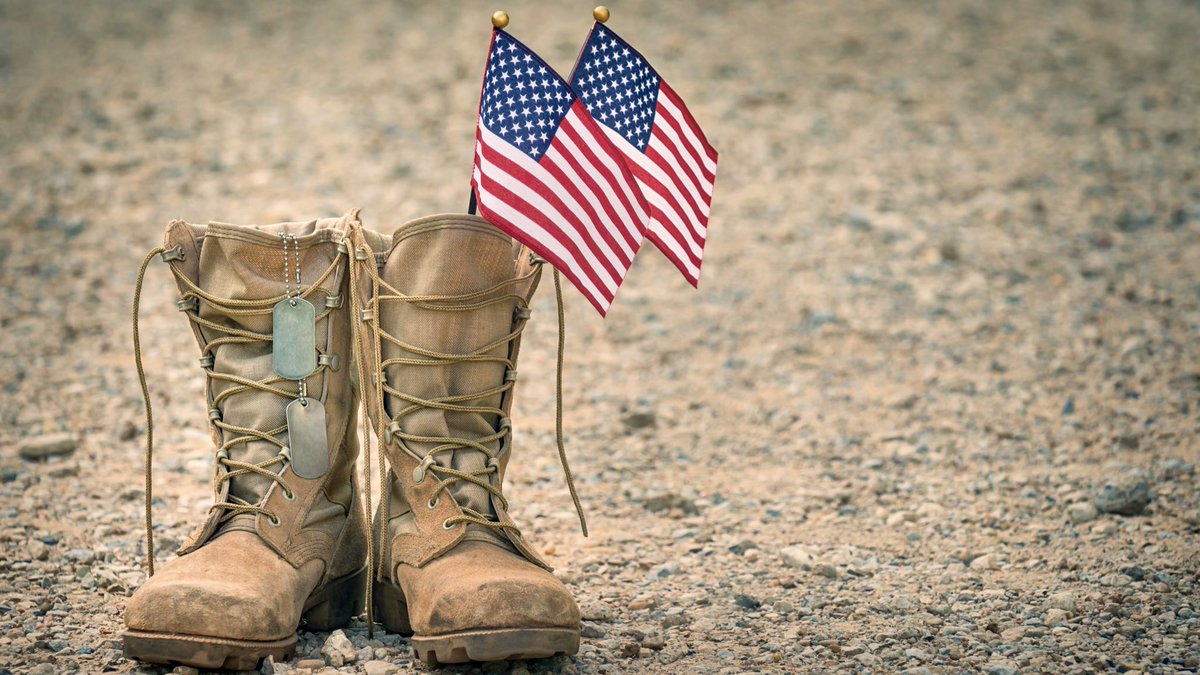 Franklin_Graham's tweet photo. The Bible says, “Greater love hath no man than this, that a man lay down his life for his friends” (John 15:13). #MemorialDay https://t.co/tdLIxcvu0Z