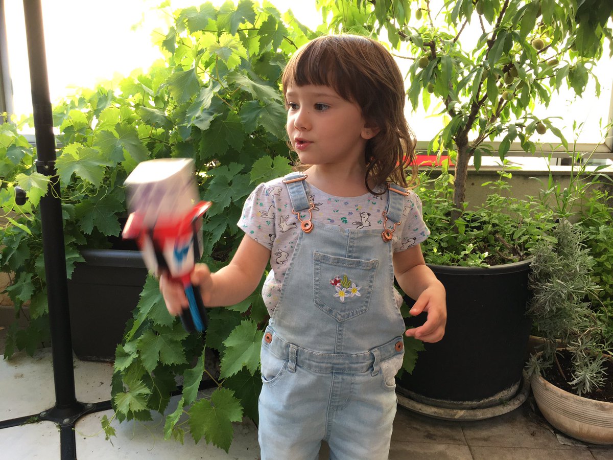AnnadeBigata's tweet photo. Les darreres activitats de l’Ares: maraca, capgròs de festa major, experimentació de les ones sonores amb el telèfon i experimentació amb figures geomètriques @FredericGodas #joemquedoacasa #Godasacasa #totanirabe https://t.co/gbPsGn4KcD