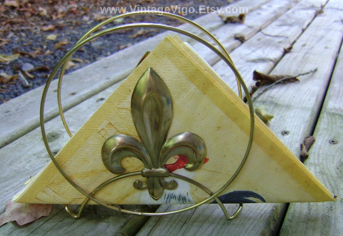 GothicGlass's tweet photo. Excited to share the latest addition to my #etsyvintage shop: #Fleurdelis #French #Vintage #NapkinHolder #Brass #EnvelopeHolder #Retro #Acadian #Louisiana #Cajun #officesupplies #homeoffice #fathersdaygift https://t.co/LGay1g6dpq https://t.co/wVEEVLB2FX