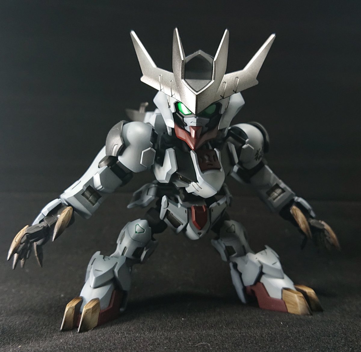 Foosan10's tweet photo. SDガンダム クロスシルエット ガンダムバルバトスルプスレクス。
肉抜き埋め
腕の後ハメ加工
要所々尖らせて、ふぃに
狼をイメージして塗ってみてからの肩に露骨に狼の文字
土台をつくって完成かな https://t.co/hn0Vhn30Lc