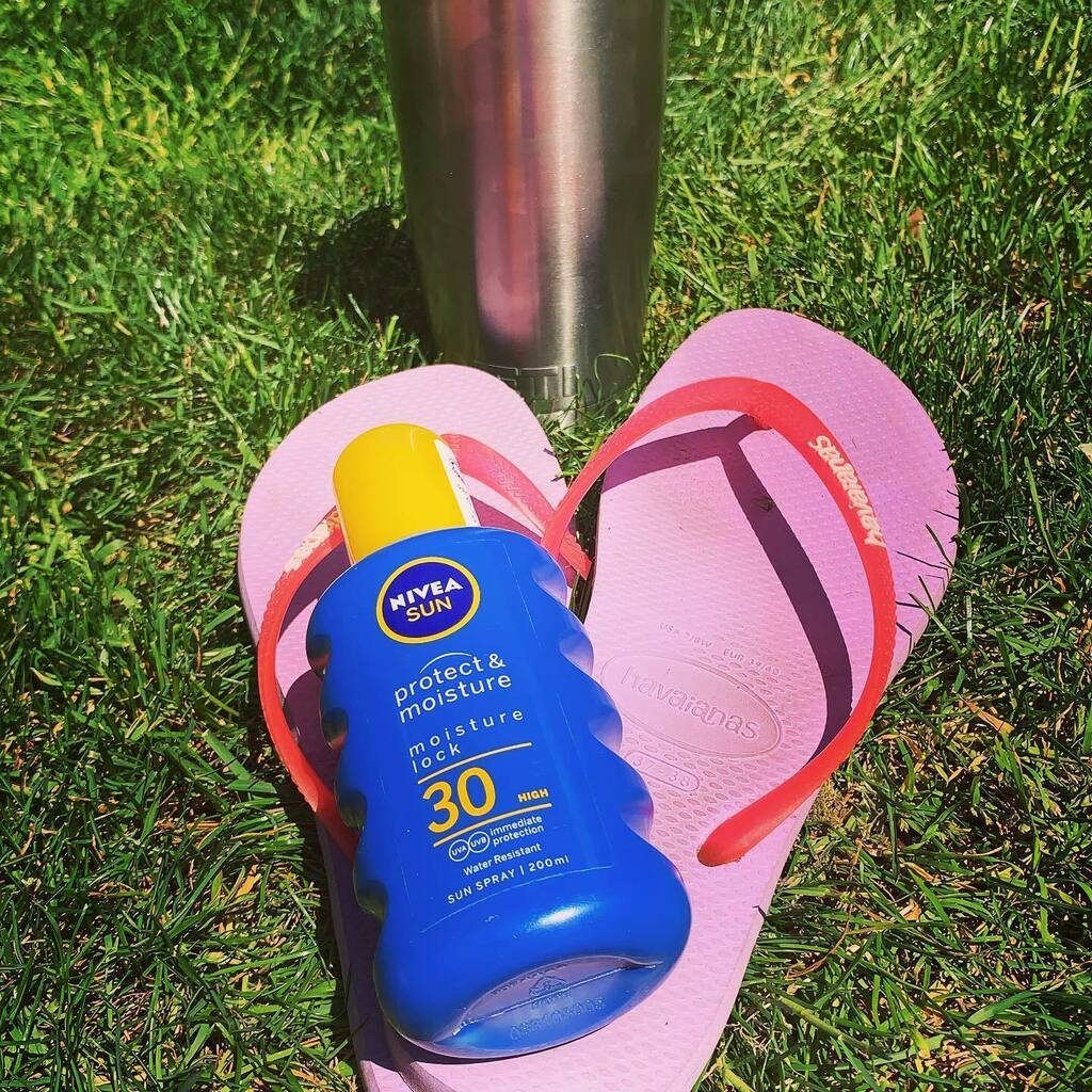 rachecain's tweet photo. Current situation ☀️👙🕶 #bankholiday @havaianas @yeti @nivea https://t.co/rpgYmAS47m https://t.co/fXby3SM4o1