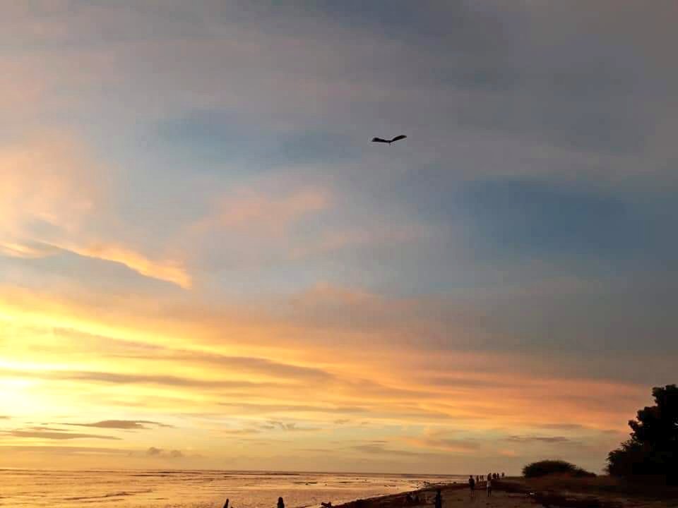 Jessun5's tweet photo. #MayTheTwentyFifth
#Sunset
#CloudsFormation
#Beach https://t.co/F2zc3rkp0z