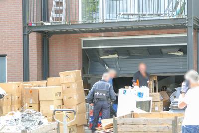 Politie doet inval bij leverancier benodigheden wietkweek in Ede ..