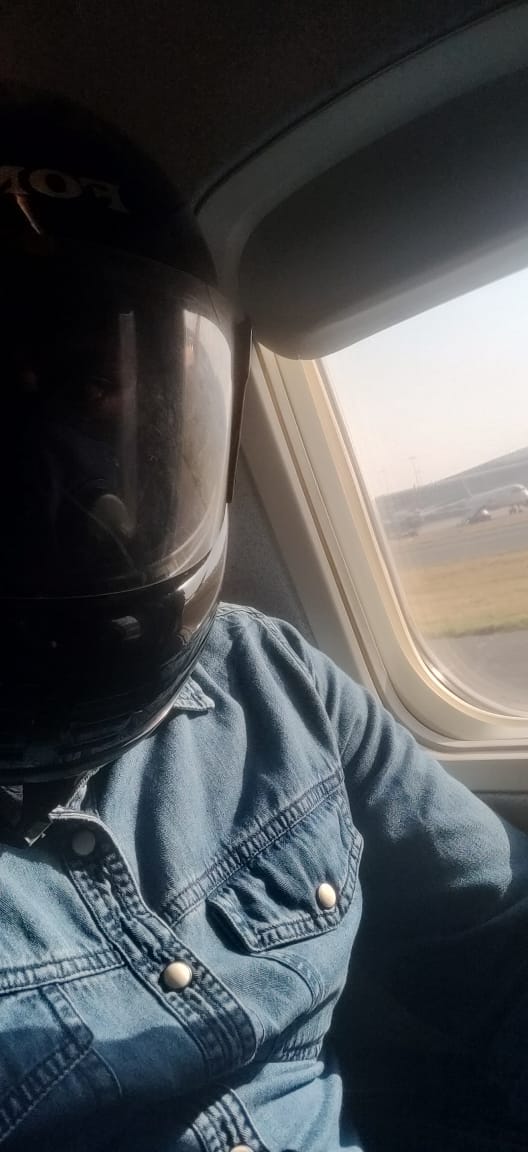 PallaviChan268's tweet photo. When your friend wear helmet inside flight due to corona 😀😀  #extraprecaution #SafetyFirst #DelhitoPatna  #corona #gocoronago @flyspicejet @narendramodi @SrBachchan @KapilSharmaK9 @ArvindKejriwal @HardeepSPuri @DelhiAirport https://t.co/gjhyE1UBE4