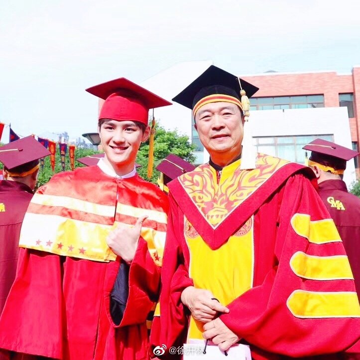 littlekuns's tweet photo. "Every year, the gowns of past graduates are designed differently,

The one that's been worn by Kun in 2018 can only be worn by those who earned the "Golden Harvest Award", the highest award for the past graduates of Beiyin"

"Perfect" isnt enough to describe how amazing Kun is. https://t.co/0pXe4RKb5q
