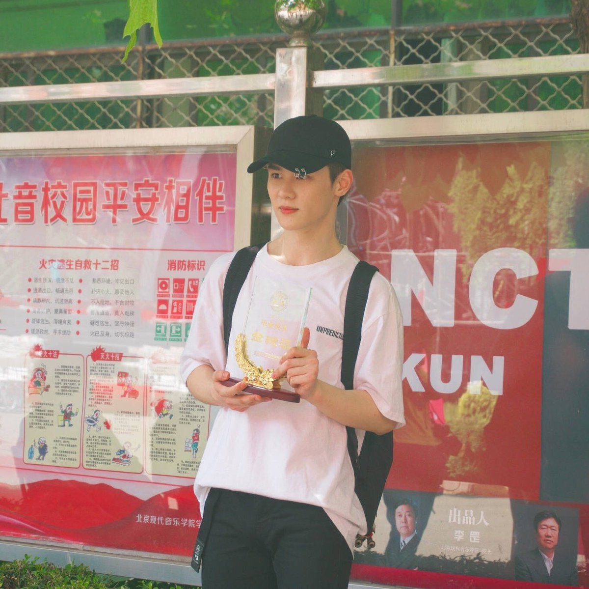 littlekuns's tweet photo. "Every year, the gowns of past graduates are designed differently,

The one that's been worn by Kun in 2018 can only be worn by those who earned the "Golden Harvest Award", the highest award for the past graduates of Beiyin"

"Perfect" isnt enough to describe how amazing Kun is. https://t.co/0pXe4RKb5q