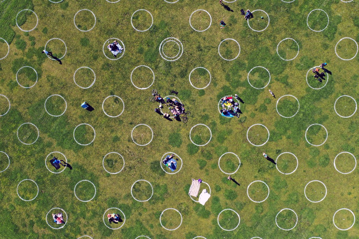 pierrebrt's tweet photo. Ces photos du Parc Dolores de San Francisco – par Noah Berger/AP – tombent complètement dans la catégorie #CovidAesthetism. https://t.co/6uWgUuGonm