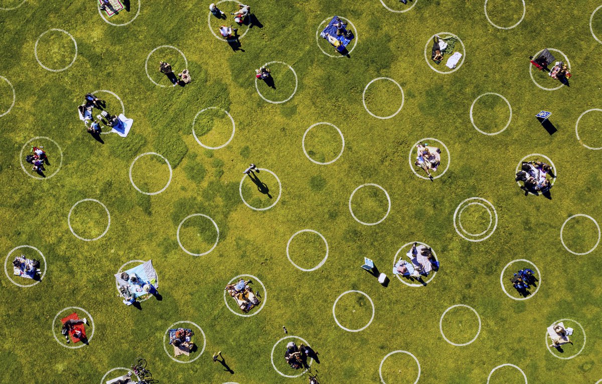 pierrebrt's tweet photo. Ces photos du Parc Dolores de San Francisco – par Noah Berger/AP – tombent complètement dans la catégorie #CovidAesthetism. https://t.co/6uWgUuGonm