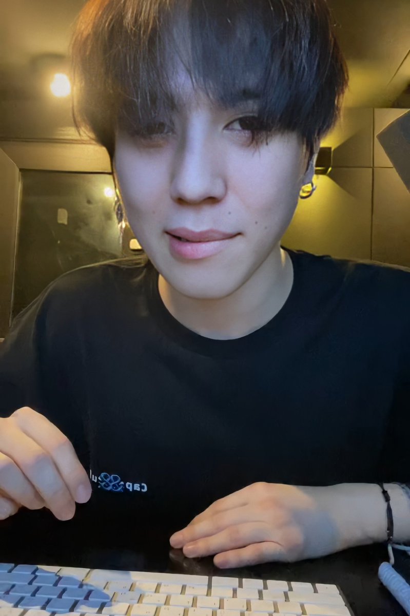 Ga kuat ga kuat/melambaikan tangan ke kamera/ #Yugyeom  #GOT7    @GOT7Official