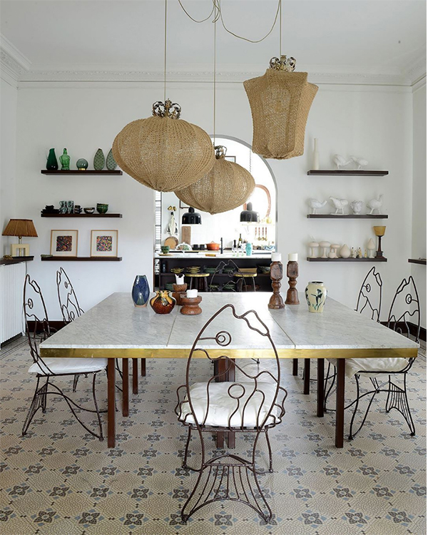 hamptonforge's tweet image. These fish-shaped chairs are EVERYTHING! Feast your eyes on this eclectic dining room adored with antique treasures [ via @dominomagazine ] #eclecticspaces #interiordesign #diningroominspo