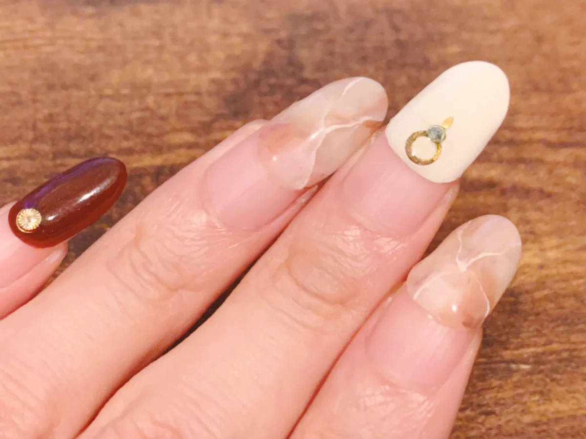 外出自粛要請でサロンに行けず、のびにのびたジェルネイルを見て！折れなくてよかったですね！